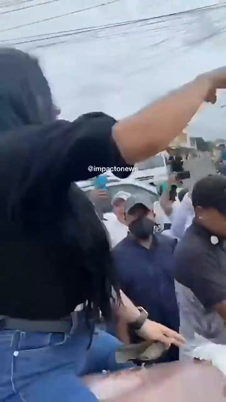 Una mujer bailó reggaeton sobre el ataúd de su marido - Fuente: YouTube