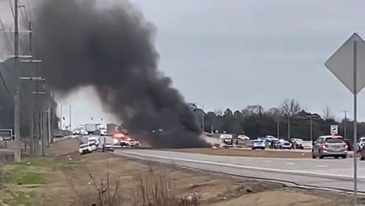Estados Unidos: cayó un helicóptero militar sobre una autopista en Alabama