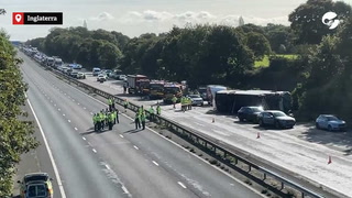 Drama en Gran Bretaña, vuelca un ómnibus escolar lleno de chicos en  una autopista