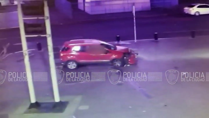Un automovilista alcoholizado quiso doblar en Corrientes y se subió a la Plaza de la República