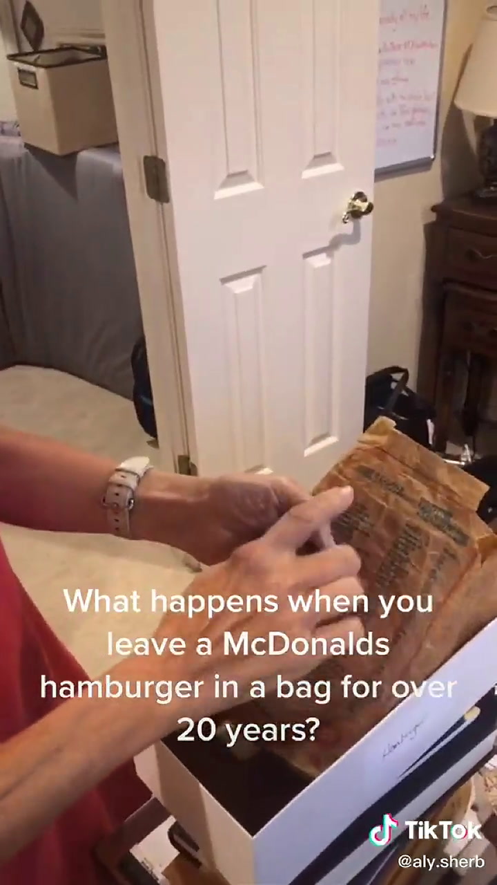 Una mujer guardó una hamburguesa en su armario durante 24 años y muestra el resultado en TikTok