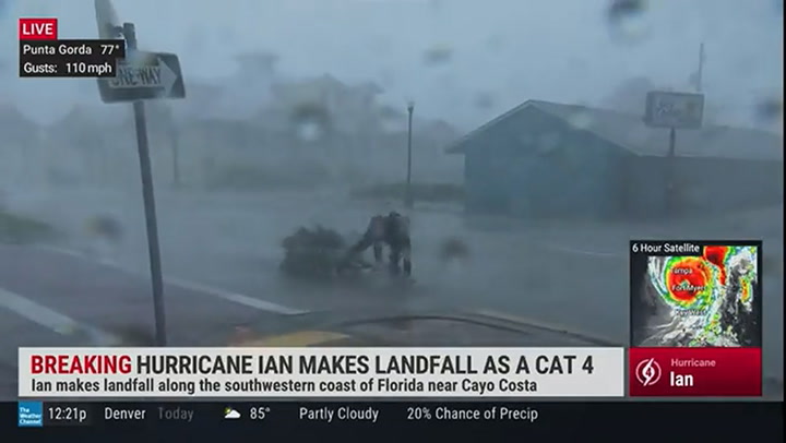 Un periodista casi es abatido por el huracán Ian mientras transmitía en vivo desde Florida