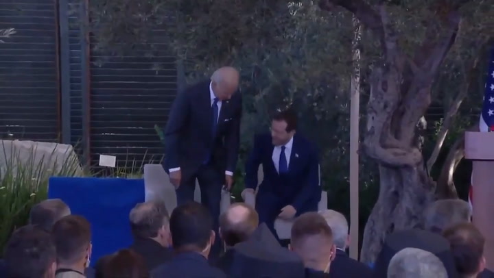 Biden volvió a saludar al aire durante su visita a Tel Aviv, Israel