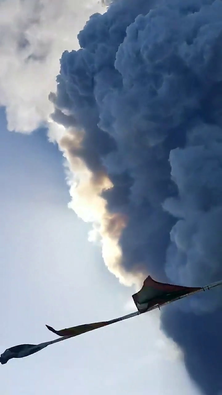 Impactante erupción del volcán Stromboli en Italia. Fuente: Twitter