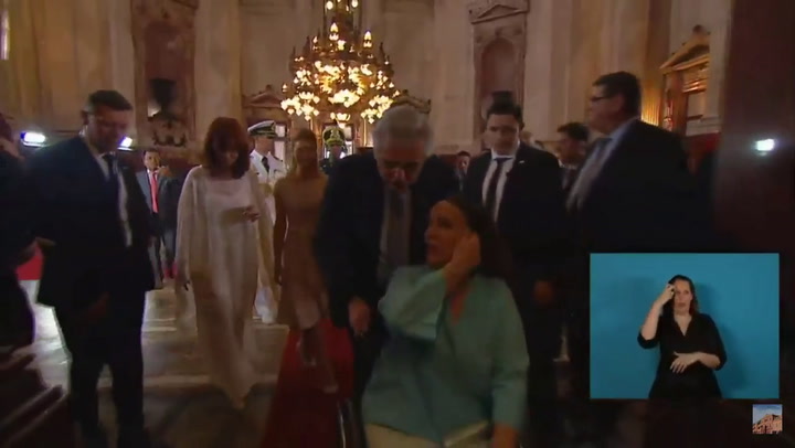 En su llegada al Congreso, Alberto Fernández empujo la silla de ruedas de Gabriela Michetti