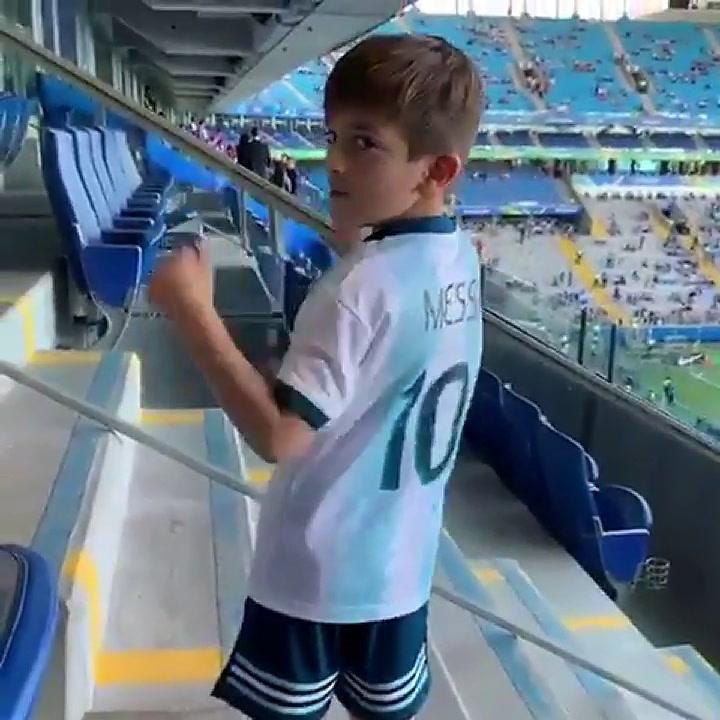El video que subió Antonella Rocuzzo de Thiago con la remera de Messi a Instagram