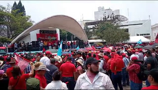 Líderes sindicales finalizan la marcha del 1 de mayo con discursos en la capital hondureña