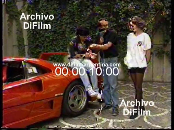 Diego Maradona y la Ferrari (1990) - Fuente: DiFilm