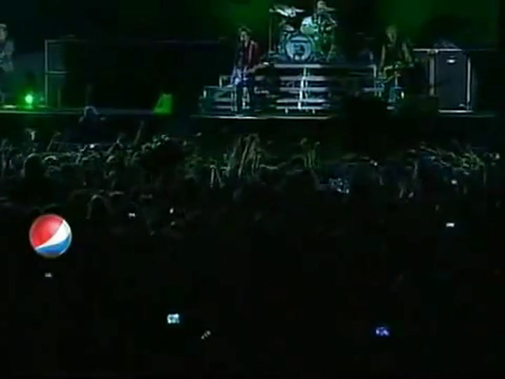 Green Day interpretando Basket Case en el Pepsi Music Argentina 2010 - Fuente: YouTube