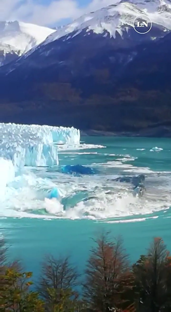 Una mole de hielo emerge tras un desprendimiento en el glaciar Perito Moreno