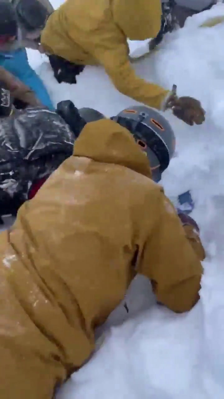 El desesperado rescate de esquiadores tras una avalancha en California