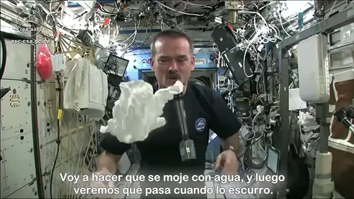 El astronauta Chris Hadfield llevó adelante un impresionante experimento en una nave espacial