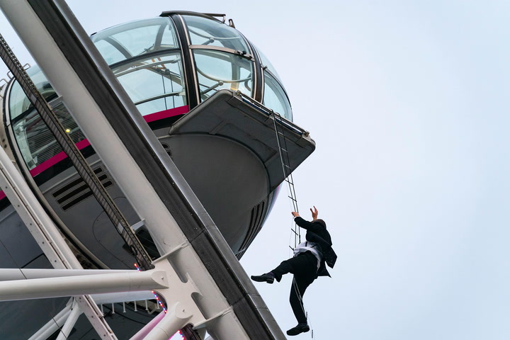 James Bond lookalike performs daring London Eye stunt ahead of No Time To Die premiere