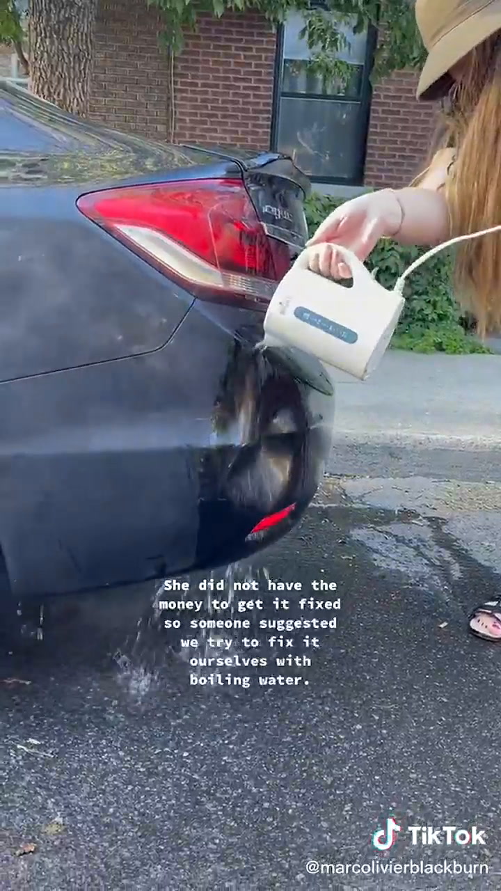 El truco viral con el que un grupo de jóvenes arregló un auto abollado