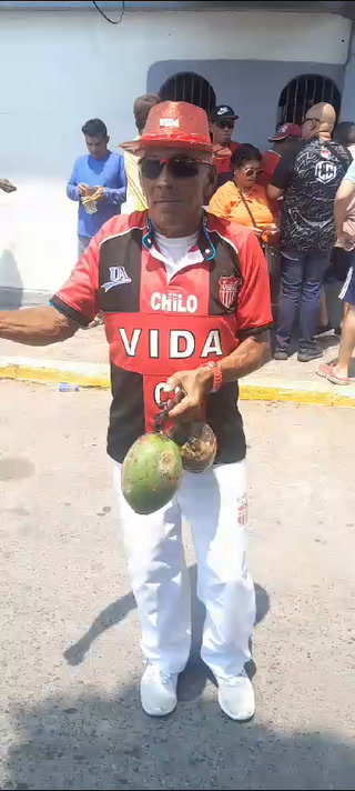 Traigo dos cocos porque son dos goles: Aficionado del Vida optimista en partido frente a UPN
