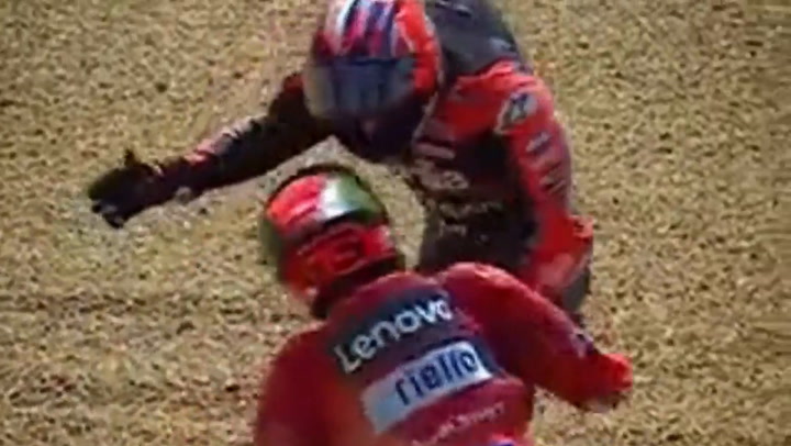 GIF MotoGP en Francia; dos pilotos se pelearon a las piñas