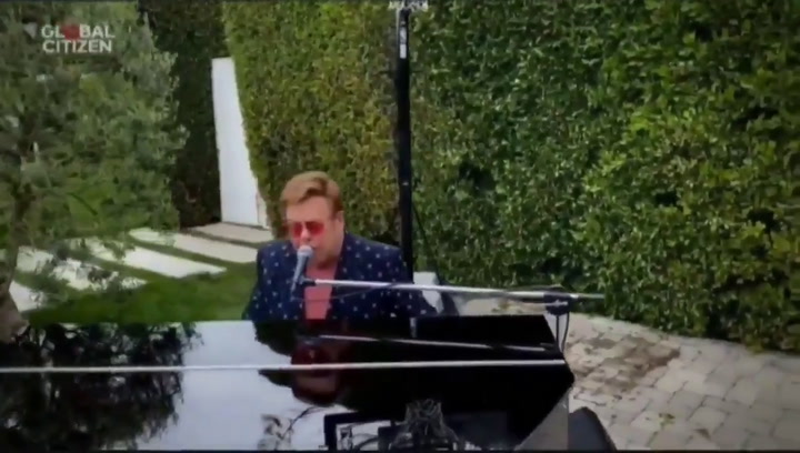 Elton John interpreta su clásico, Im Still Standing - Fuente: Twitter