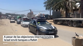 Los palestinos que huyen de Rafah tras la orden de evacuación israelí llegan a Jan Yunis