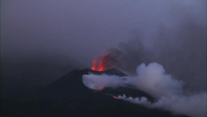 La Palma volcano: Lava and ash continue to fire violently from crater
