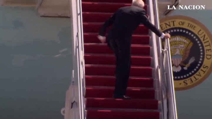 Biden tropezó y cayó cuando subía al Air Force One
