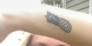 ¿Un error común? Otra mujer se tatuó una piña al revés sin saber su significado