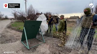 Los soldados fortifican la ciudad del este de Ucrania antes de la esperada ofensiva rusa