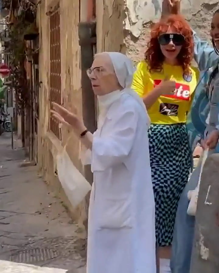 La inesperada reacción de una monja al ver un beso entre dos mujeres en la calle