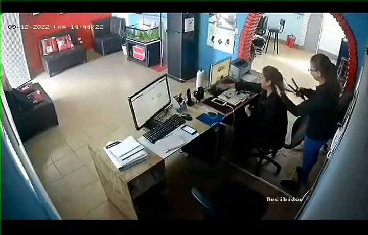 Sorprendió a empleadas con cámaras ocultas para saber si perdían el tiempo