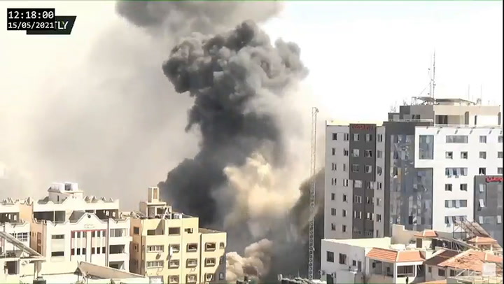 Israel bombardeó un edificio en Gaza donde había oficinas de medios internacionales