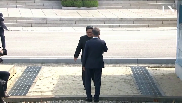 Líderes norcoreano y surcoreano durante un histórico saludo en la frontera - Fuente: AFP