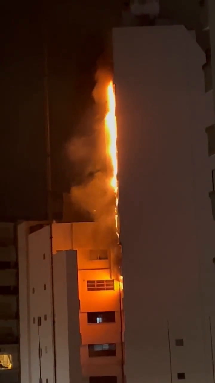 Los videos del incendio que se desató esta madrugada en un edificio de Recoleta