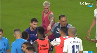 A Messi lo agarraron del brazo y llegó el guardaespaldas De Paul
