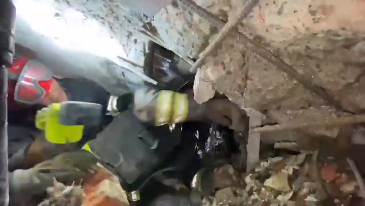 Una mujer fue rescatada de debajo de los escombros