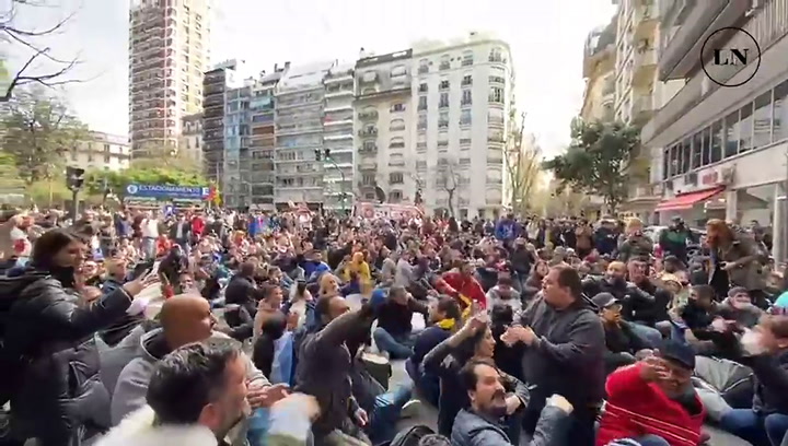 Manifestantes frente a la casa de Cristina Kirchner