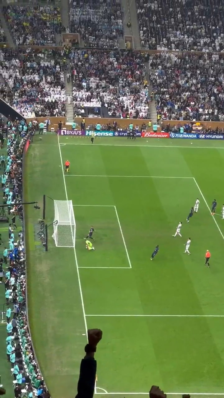 El penal de Kylian Mbappé para el 2-1 parcial de Francia contra la selección argentina