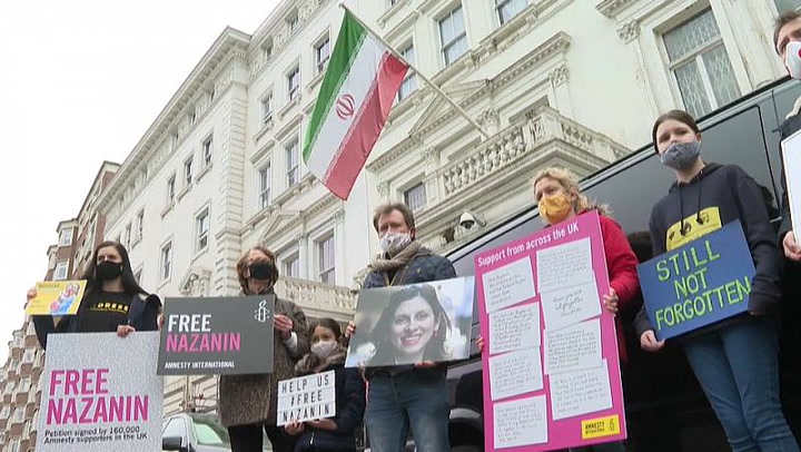 Irán le regresa la libertad a dos británicos que cumplían condena por espionaje 