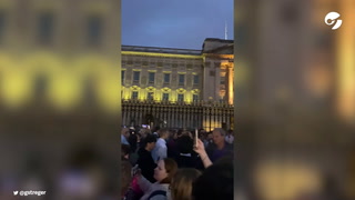 Murió la Reina Isabel II: así la despiden miles de personas frente al Palacio de Buckingham