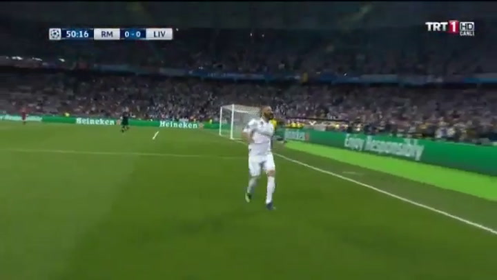 El error garrafal de Karius para el 1-0 del Real Madrid - Fuente: TRT 1 HD