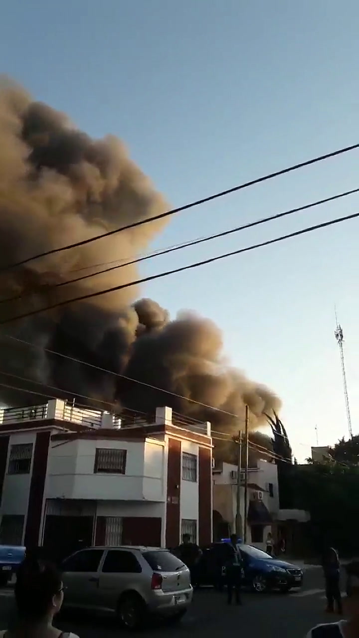 Voraz incendio en un depósito de Mataderos - Fuente: Twitter