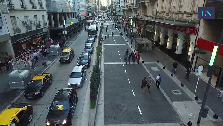 La Avenida Corrientes peatonal, vista desde el drone de LA NACION
