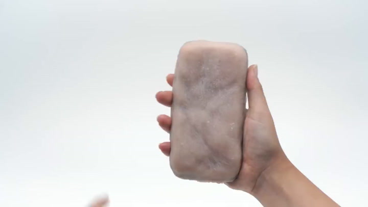 Skin-On, la funda para celulares con piel artificial que parece humana - Fuente: Youtube
