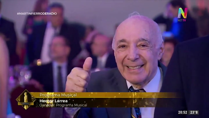 Héctor Larrea, ovacionado al recibir el Martín Fierro - Fuente: Net TV