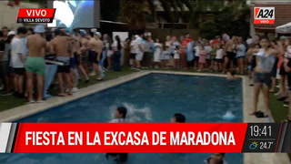 Los nuevos dueños de la casa de Maradona en Devoto dejaron entrar a los vecinos para festejar el triunfo de la Selección