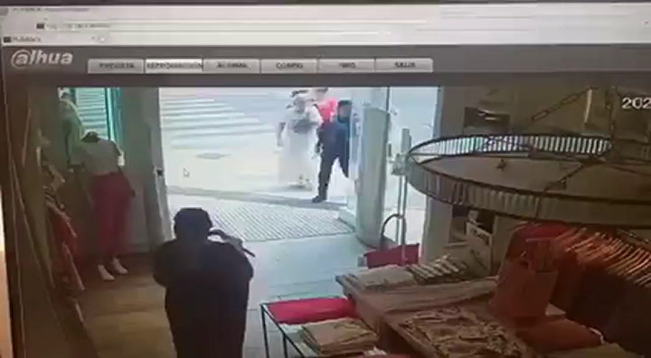 Ataque a una mujer policía en Recoleta