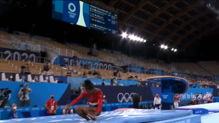 Simone Biles appears to struggle with vault