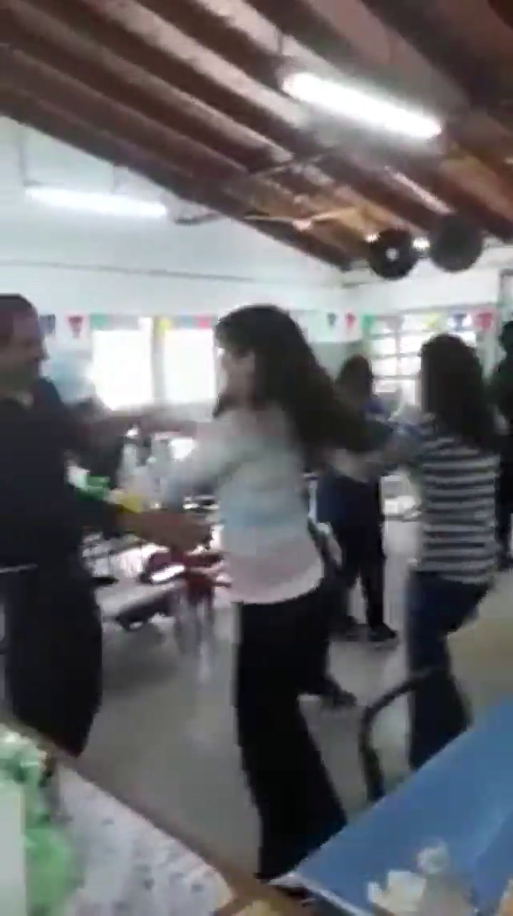 Docentes bailan en una escuela cerrada