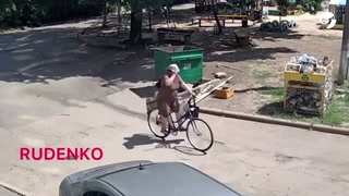 Salió pedaleando y segundos después un misil ruso impactó en su patio