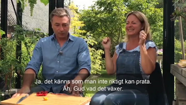 Här testar Tareq Taylor och Pernilla Månsson Colt en av världens starkaste chilis