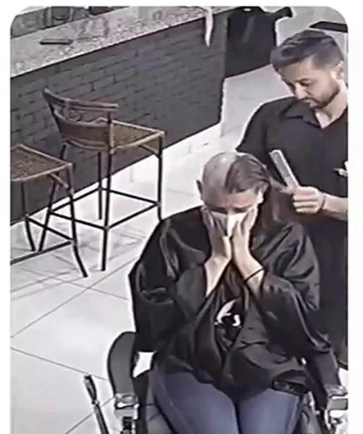 El emocionante gesto de un peluquero con su clienta