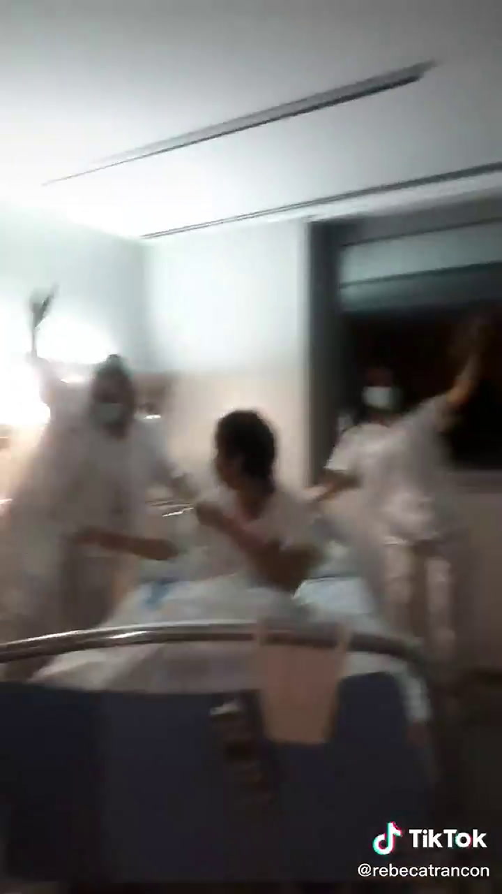 Enfermeras de un hospital de España 'se burlan de los muertos' - Fuente: TikTok